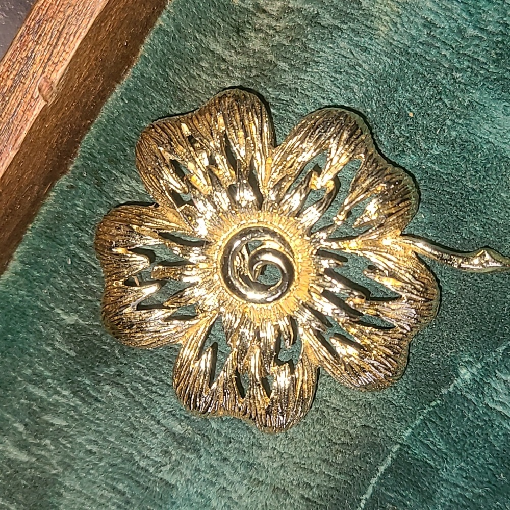 Vintage Goldtone flower Brooch